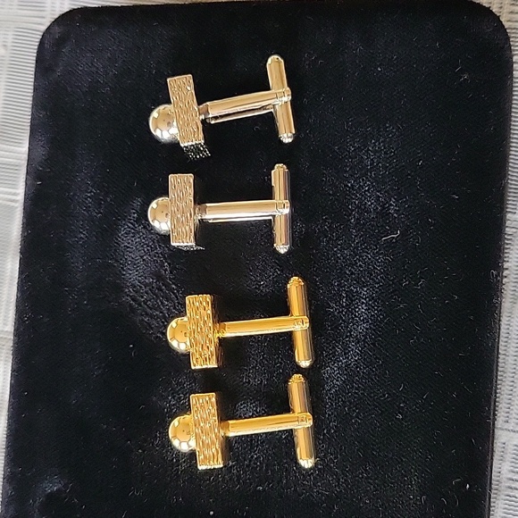 Two Pairs of Cufflinks Goldtone and Silvertone - Picture 3 of 3